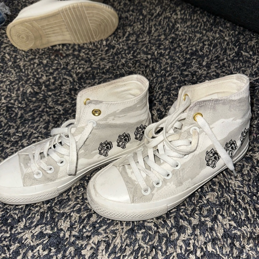 Darc Sport Gray and White High-Top Sneakers with Skull Design